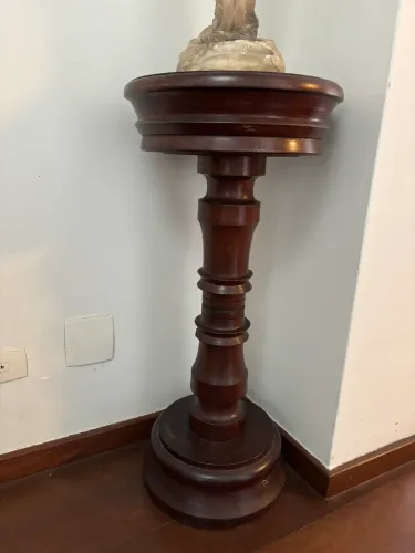 Pedestal de madeira maciça 