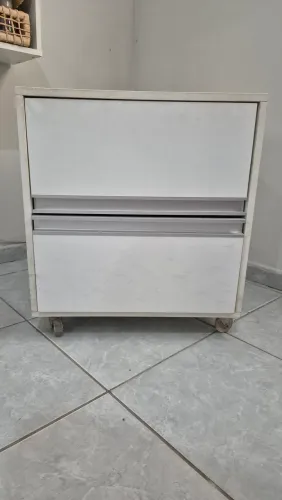 Mesa de cabeceira com duas gavetas feita sob medida com rodinhas