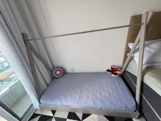 Cama e colchão de criança montessoriana tokstok