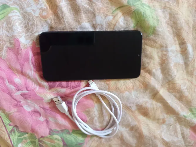 Vende-se celular, Modelo A10 Samsung com (somente) cabo original