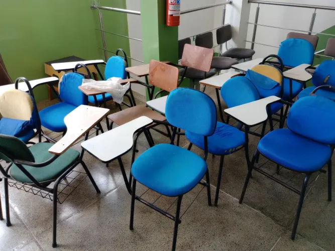 Carteira escolar com espuma injetada