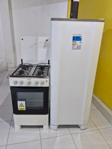 Geladeira esmaltec + fogão de 4 bocas semi novo