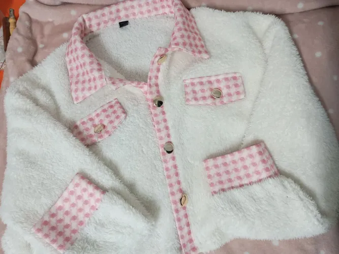 Casaco Cropped Teddy Shein Pelinho Com Botão Dourado E Detalhe Pied-de-Poule Rosa