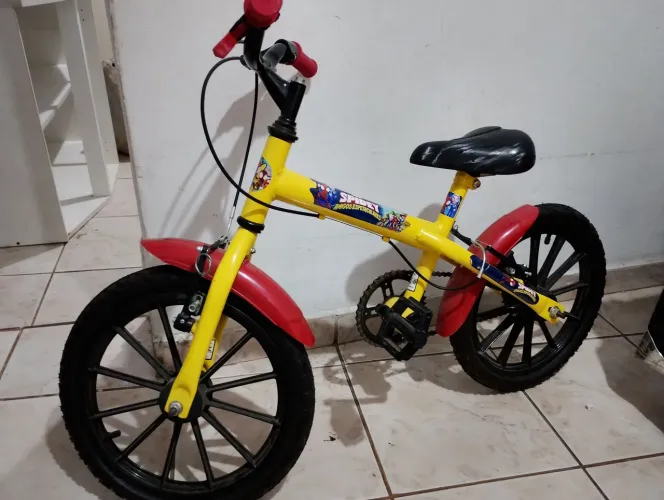 Vende se uma bicicleta para criança de 1 a 7 anos de idade .nuca foi usada.sem.inova.