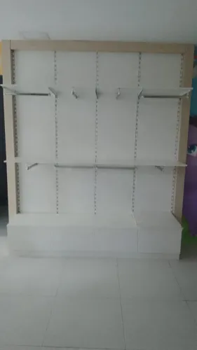 Painel expositor usado para cabides ou prateleiras