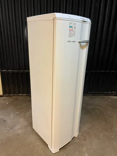 Freezer vertical Electrolux conservado