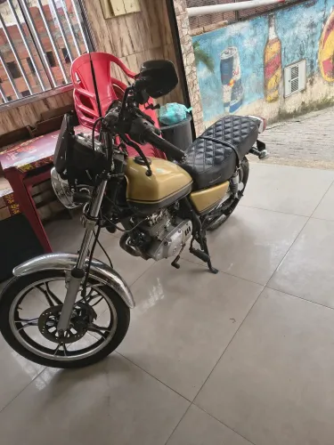 Intrude 125, dourada 