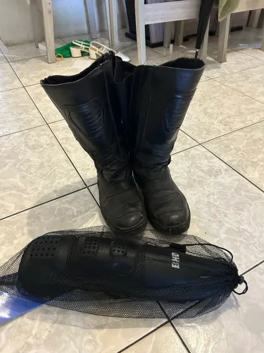 Bota de trilha do Getam só usada uma vez, tamanho 41 vai junto com caneleira nunca usada!