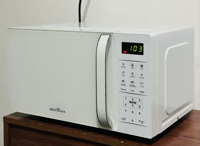 Microondas Britânia branco estado de novo . 