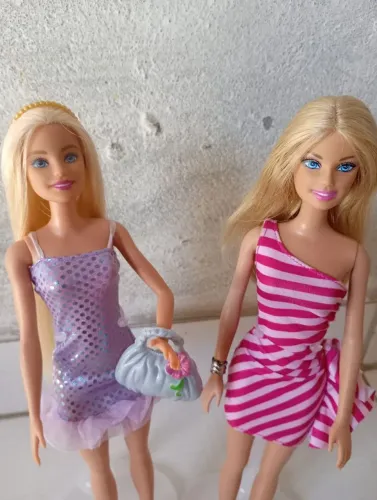 Lotinho duas Barbies lindas com roupas e acessórios