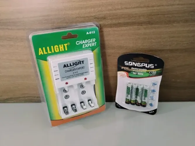 Kit Carregador de Pilhas + 4 Pilhas Recarregáveis AAA 2700 MAh
