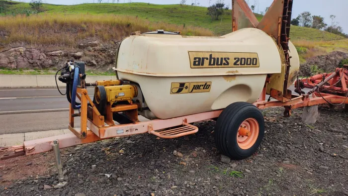 Pulverizador Arbos 2000 L trator