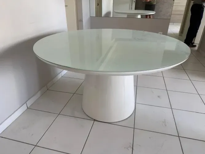 Conjunto: Mesa de jantar redonda 140 cm de madeira e tampo de vidro + 6 cadeiras