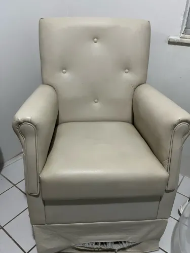 Cadeira de amamentação ( poucas marcas de uso)