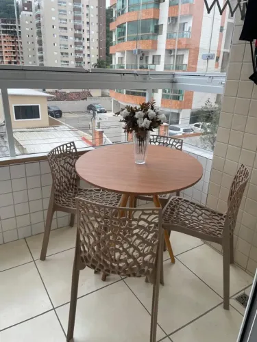 Mesa com 80 cm com 4 cadeiras modernas ( estado de novo )