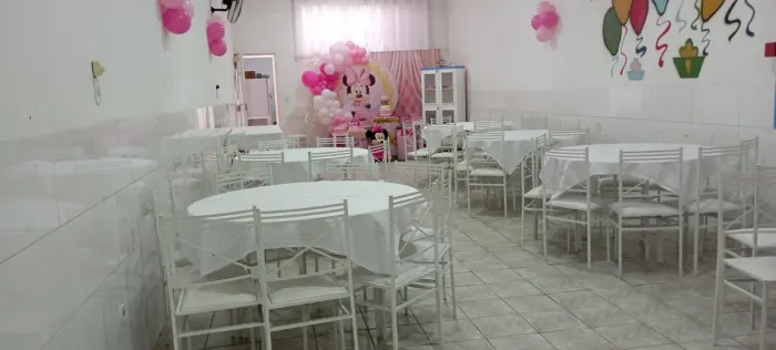 Mesa e cadeiras de ferro para salão de festa