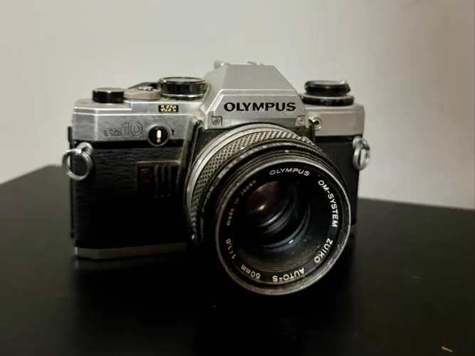 Câmera Analógica Vintage Olympus OM-10 com Lente Original Zuiko