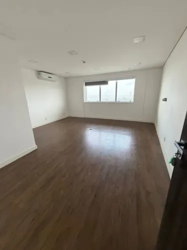 ALUGO SALA COMERCIAL NO CRISTAL OFFICE TOWER  AO LADO DO MANAUARA SHOPPING