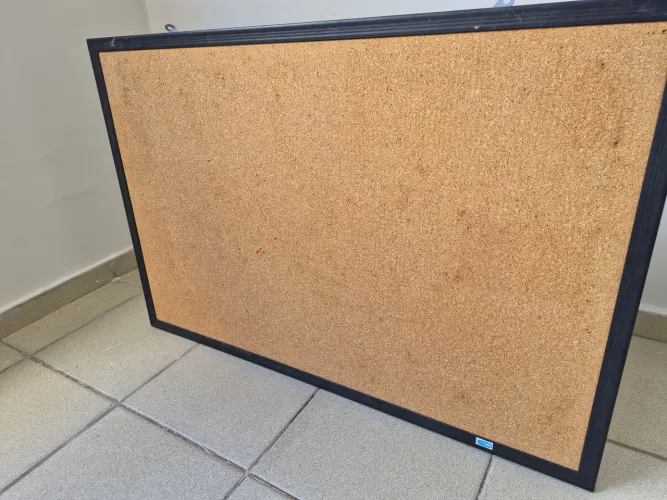 Quadro de avisos em cortiça