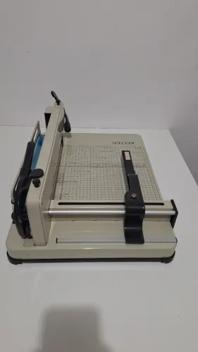 Guilhotina Semi-Industrial A4 de Aço - Robusta e Conservada