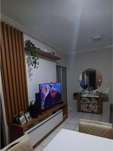 Painel de TV com detalhes ripados