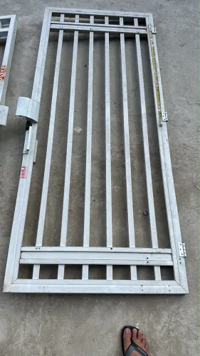 Porta grade de alumínio
