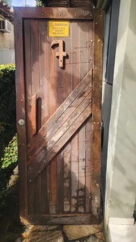 Porta social açoalho de ipe
