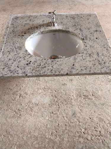 Pia de granito Branco Dallas (65x50cm) com cuba e torneira