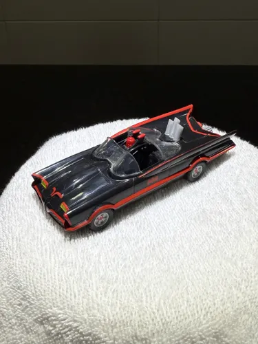 Miniatura Batmóvel Série de TV 1966 - Coleção Shell V-Power (2012)