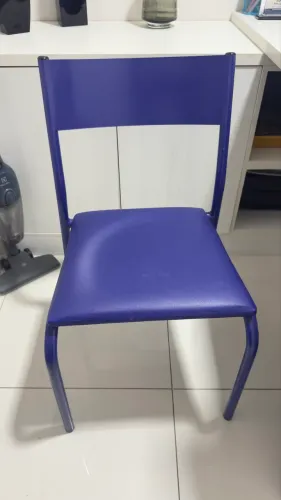 Cadeira Tok&Stok original - estrutura metálica e assento estofado.