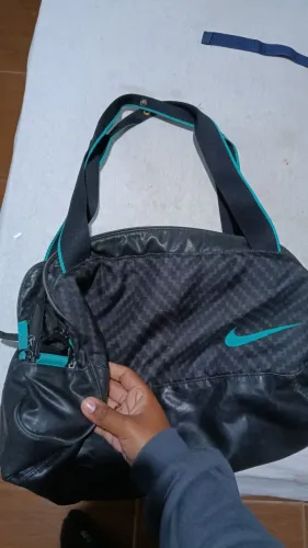 Bolsa nike preta e verde original sem alça transversal 
