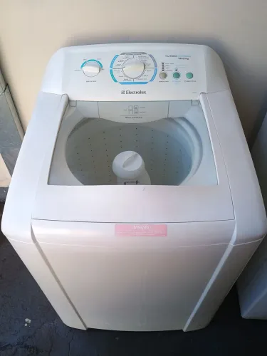 Máquina de lavar roupa Electrolux 12 kg funcionando perfeitamente