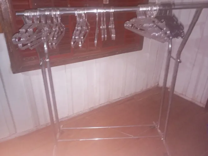 Arara de roupa 200?