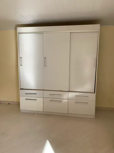 Guarda roupas com porta de correr