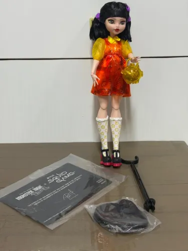 (Completa sem caixa/leia descrição) boneca monster High young hee squid game skullector