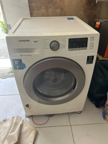 Máquina de lavar com defeito 