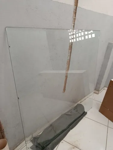Vendo Vidro tampo de mesa 140x140, não acompanha a base e cadeiras