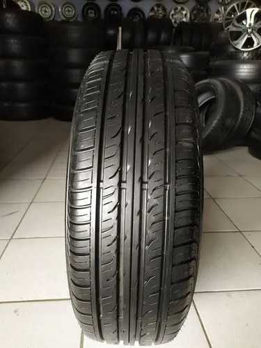 Um pneu 215 65 16 Dunlop