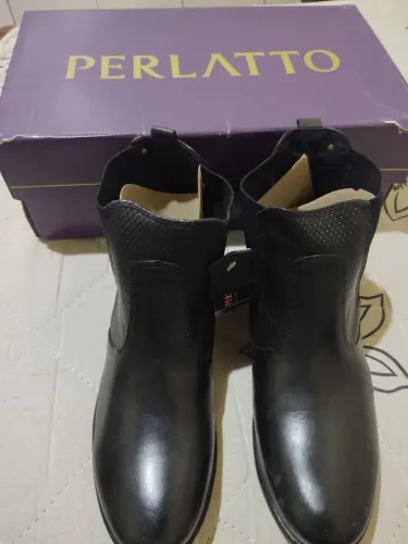Bota feminina de couro cano baixo perlato