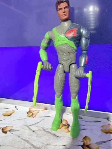 BONECO MAX STELL ACCION ESPADAS GIRATÓRIAS