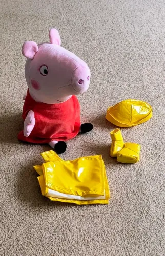 Boneco de Pelúcia Peppa Pig com Capa de Chuva Amarela