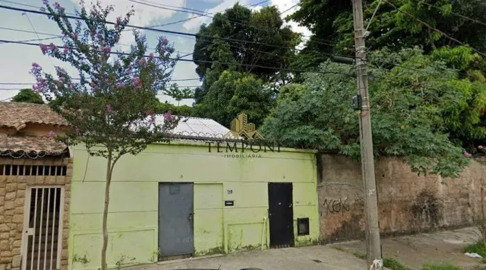 LOTE DE 230M² COM UMA CASA E DOIS BARRACÕES