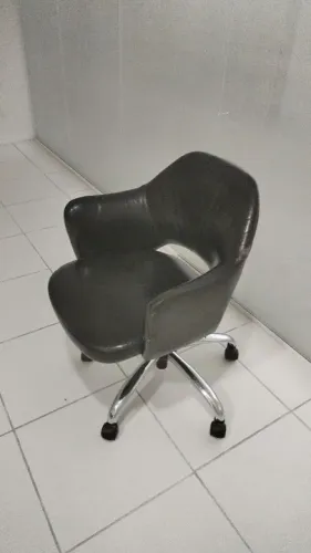 Cadeira de escritório semi- nova