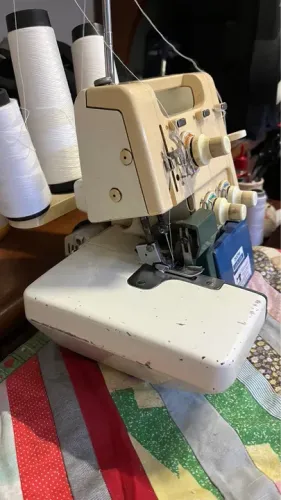 Máquina overlock brother lock 525N