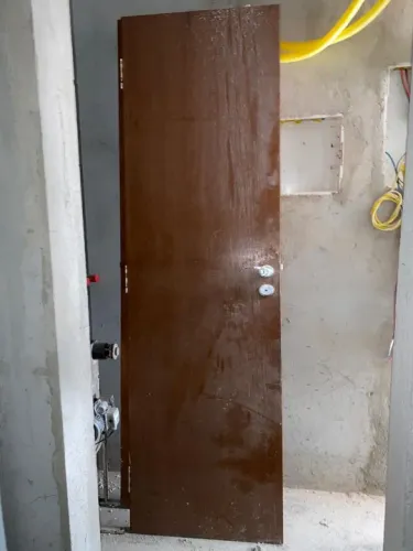 Porta de madeira c/ batente e maçaneta e fechadura c/ chave 