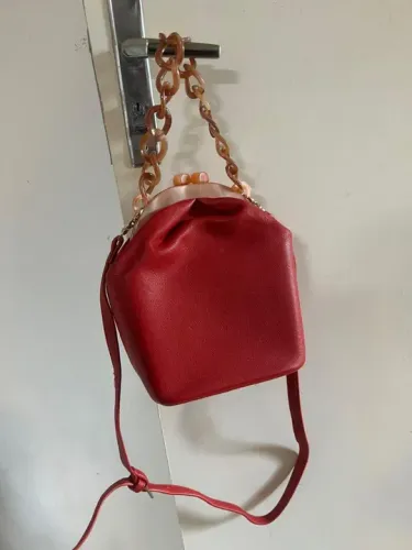 Baixou o preço! Bolsa de Ombro Vermelha com Alça de Corrente