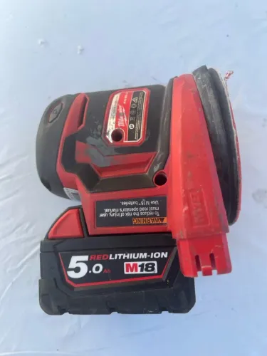 Lixadeira Milwaukee M18 com bateria 5Ah
