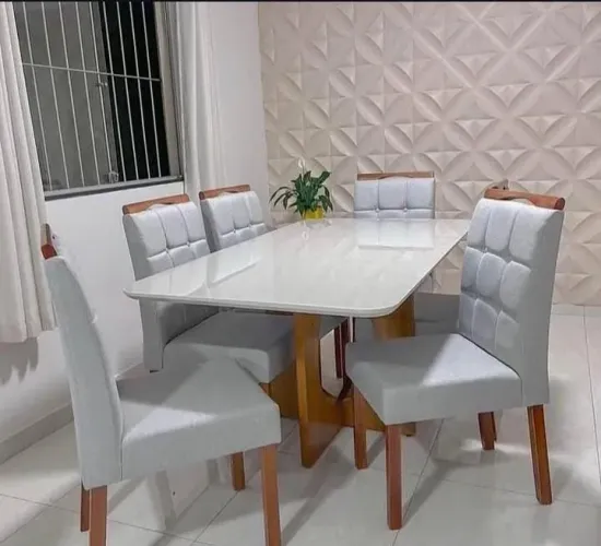 Mesa com 6 cadeiras em madeira maciça e tampo com vidro 