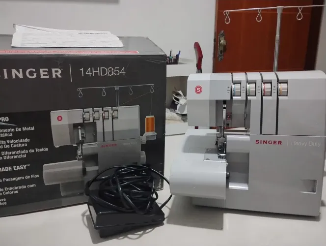Máquina overloque Singer
