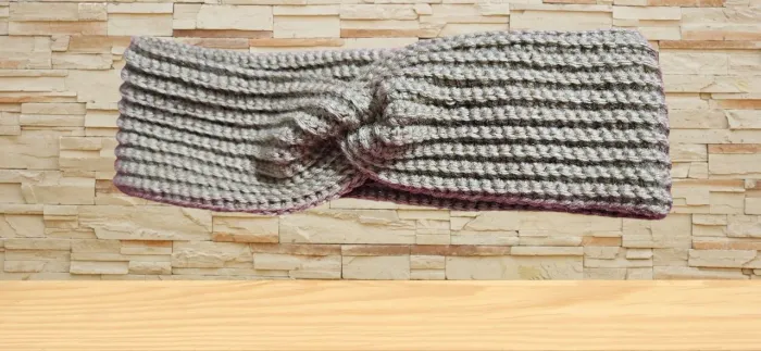 Tiara turbante de tricô cinza